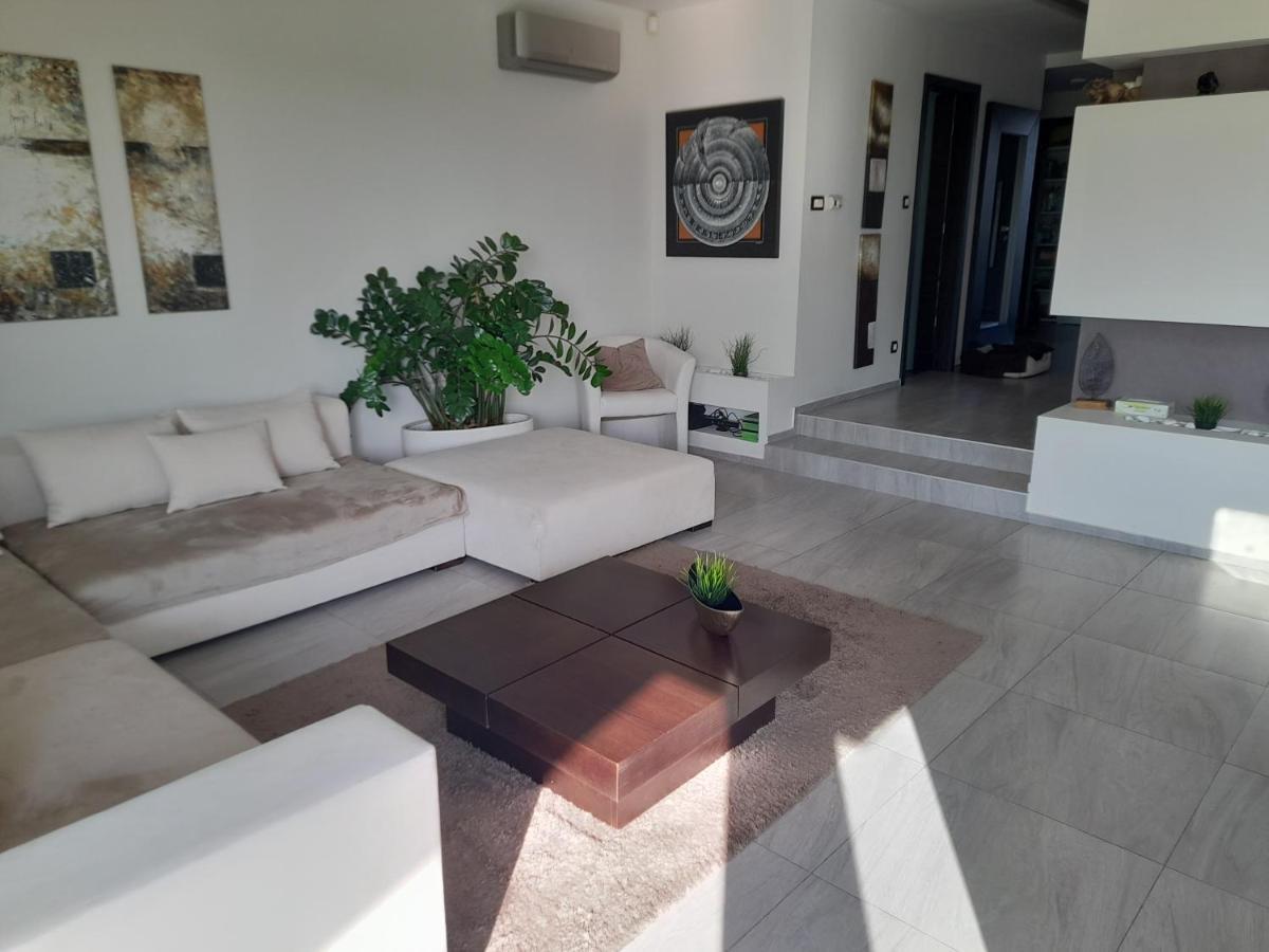 Private Family Villa Budaors Luaran gambar
