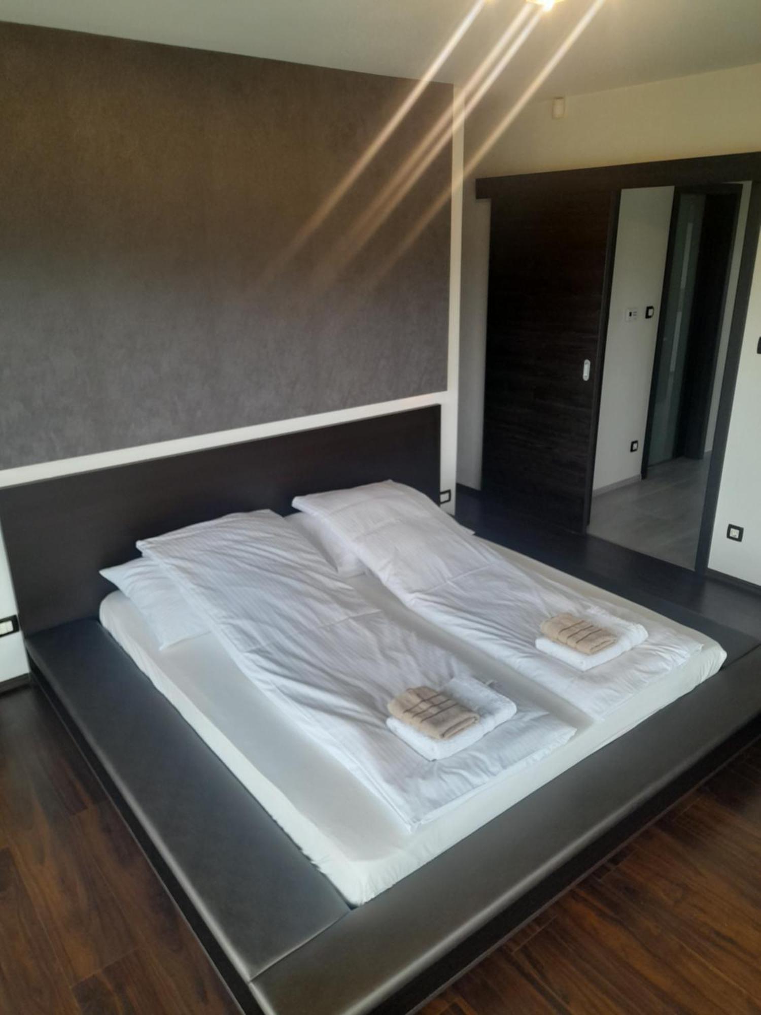 Private Family Villa Budaors Luaran gambar